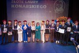 Wyjątkowa gala Złotych Laurów Konarskiego, którą pożegnano maturzystów kończących swoją edukację. Zobacz zdjęcia i film