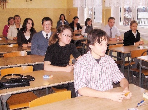 Wczoraj w I LO w Brodnicy maturzyści  przystąpili do próbnego egzaminu o godz. 11.00.  Tremy ni e było.