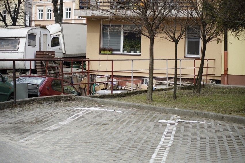 Wysypisko śmieci w centrum Rzeszowa. Sąsiedzi skarżą się na smród i szczury. "Do poniedziałku to ma zniknąć", słyszymy w ratuszu