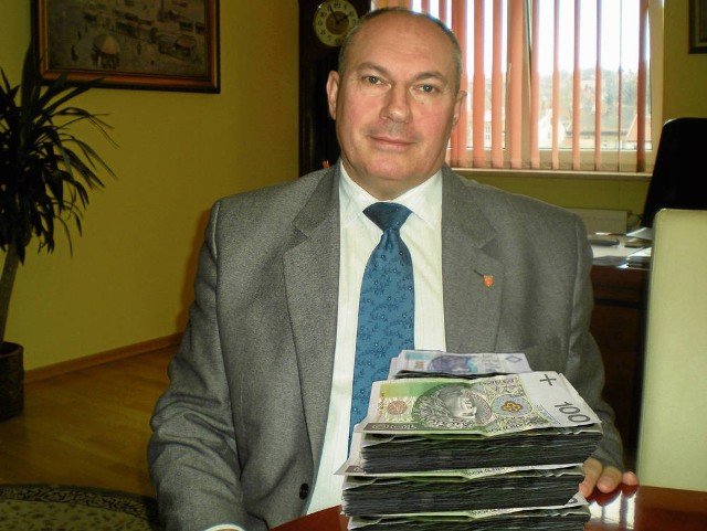 Stefan Kolawiński, burmistrz Bochni, ocieplił swój wizerunek podnosząc pensje. Decyzja ta oznacza, że w ciągu jednej kadencji z budżetu na wypłaty trzeba będzie wydać 2 mln zł więcej