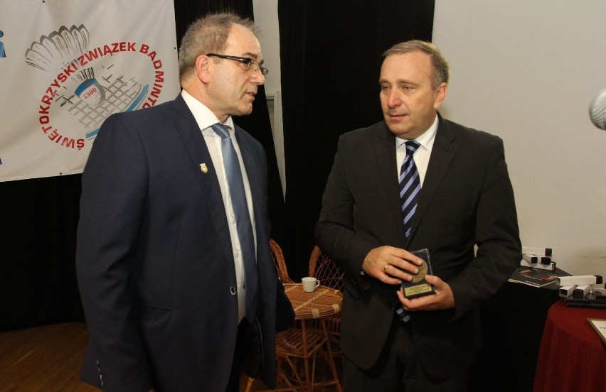Minister Grzegorz Schetyna (z prawej) gratulował prezesowi...