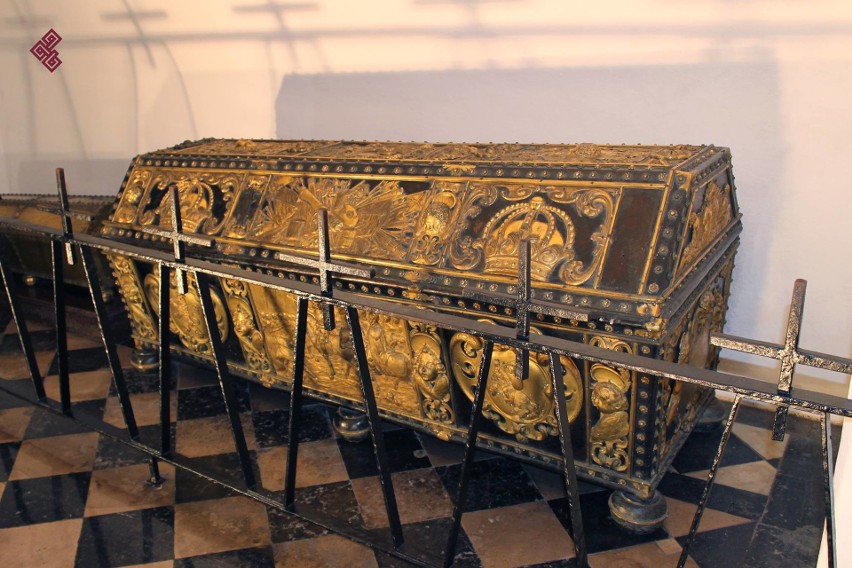 Wawel: szczątki króla, korona i badacze. Otwarto sarkofag Augusta II Mocnego