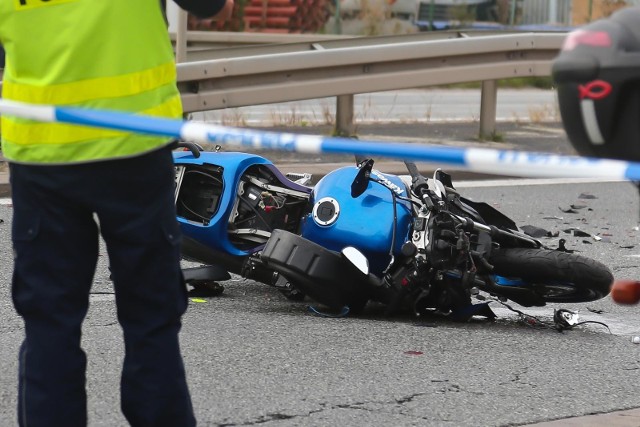 Do wypadku z udziałem motocyklu i osobówki doszło w Inowrocławiu