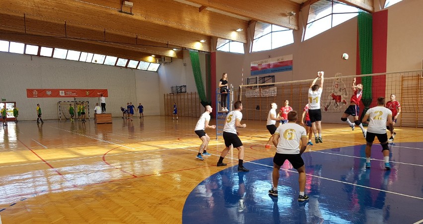 W Sandomierzu strażacy grali w siatkówkę. Wygrała jednostka ze Skarżyska przed Włoszczową i Kielcami (ZDJĘCIA)
