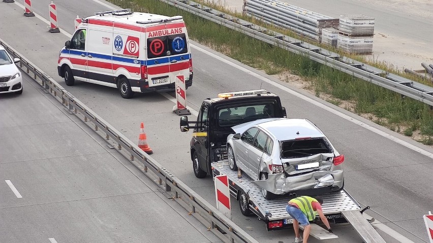 Wypadek z udziałem karetki i dwóch samochodów osobowych i...