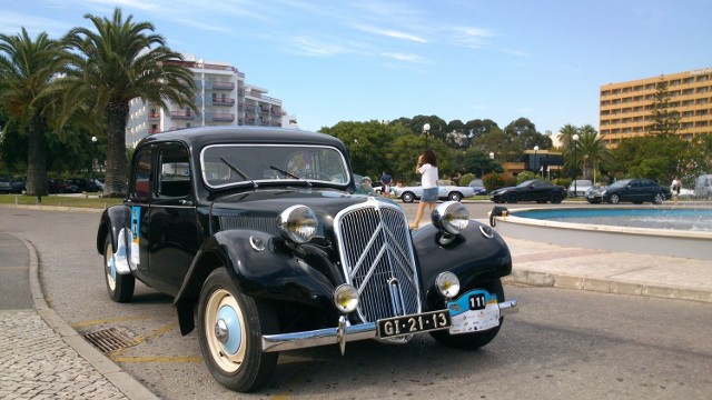 Citroen BL 11 sfotografowany przez Romana Gawędę  w czasie rajdu starych aut w Portugalii