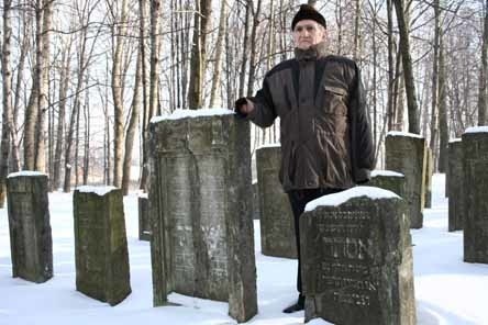 - Pan Aleksander wśród maceb (żydowskich nagrobków), które ocaliła Janina Ordyczyńska, matka Krystyny Kiersnowskiej.