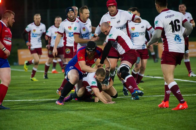 Zawodnicy Rugby Białystok (jaśniejsze koszulki) rozpoczynają walkę o awans do I ligi