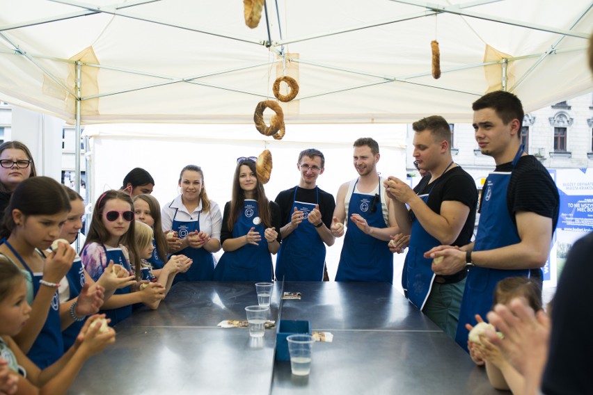 Kraków. Mieszkańcy po raz pierwszy obchodzili Święto Obwarzanka. Ze smakiem! 