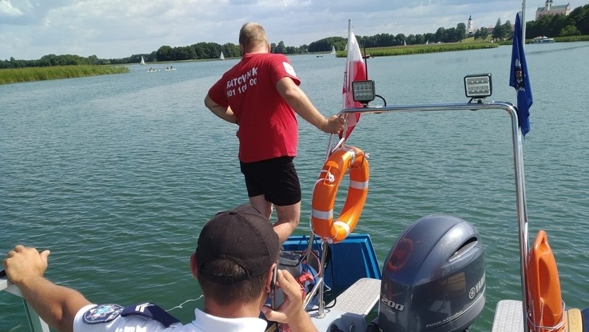 Jezioro Wigry. Tonął rower wodny z trzema osobami. Ratownicy WOPR uratowali poszkodowanych (zdjęcia)