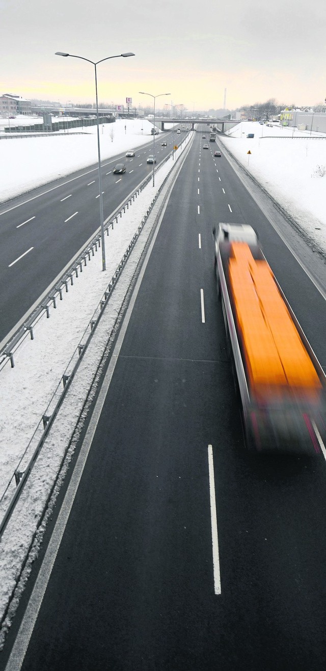 Czarna nawierzchnia na średnicówce podczas opadów śnieguto marzenie kierowców. Wczoraj taka była m.in. w Chorzowie