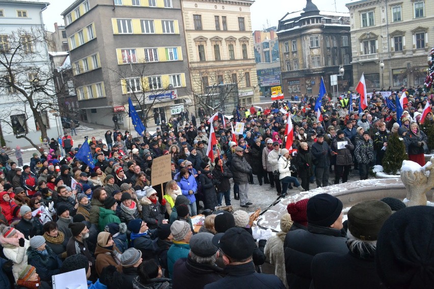 Manifestacja KOD w Bielsku-Białej. Mróz, demokracja, narodowcy i... poseł Pięta [ZDJĘCIA]