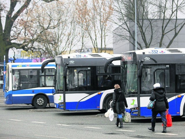 Autobusy miejskie jeszcze w tym roku mają zacząć kursować maksymalnie co pół godziny z dzielnic na obrzeżach Krakowa. Teraz te z Borku Fałęckiego czasami odjeżdżają raz na godzinę