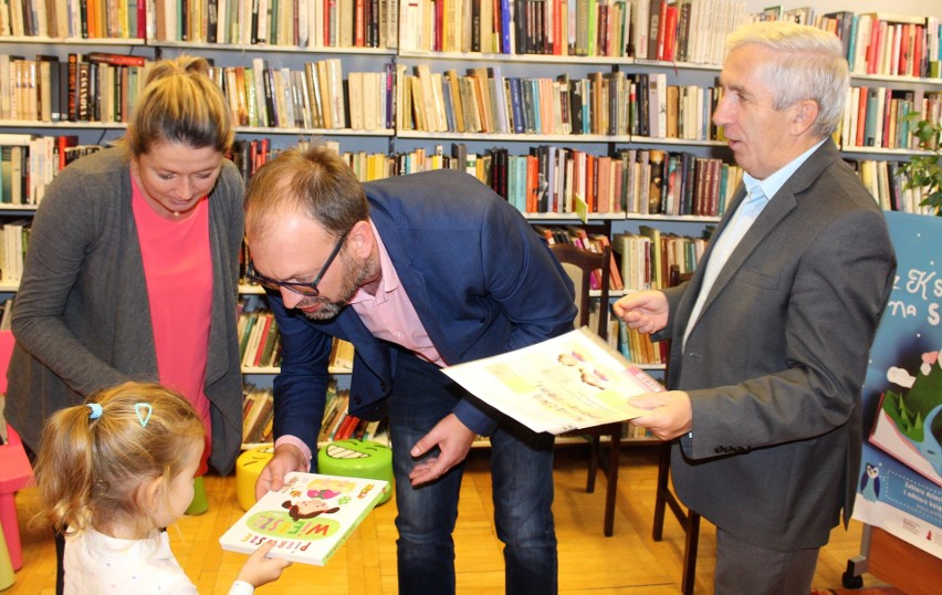 Wyprawki Czytelnicze rozdawali w kazimierskiej bibliotece...