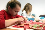 Ciasteczkowe serduszka na Walentynki robiły dzieci na warsztatach w Grudziądzu [zdjęcia]