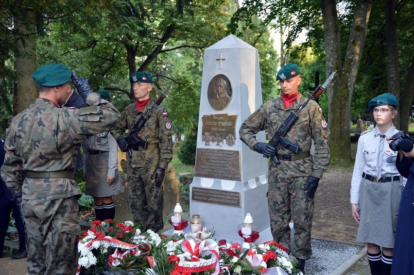 Obelisk został odsłonięty na Cmentarzu Wojskowym przy ul....