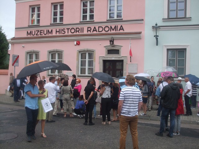 Deszcz pokrzyżował plany organizatorów pikniku historycznego na radomskim Rynku. Widzów było niewielu.