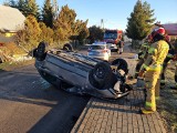 Wypadek w Bolestraszycach pod Przemyślem. Kierująca skodą wpadła w poślizg, uderzyła w ogrodzenie i dachowała [ZDJĘCIA]