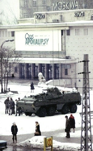 Po wprowadzeniu stanu wojennego w Polsce wykonywał z ukrycia zdjęcia. Jedno z nich przedstawia transporter opancerzony SKOT, stojący na tle billboardu reklamującego film Czas apokalipsy Francisa Forda Coppoli, wiszącego na budynku kina Moskwa w Warszawie. Negatywy w tym okresie przekazywał turystom i osobom wyjeżdżającym z Polski, by dostarczyli je do redakcji "Newsweeka&#8221;. Sam obawiał się wyjechać z kraju, nie mając pewności, czy zostanie z powrotem wpuszczony. 