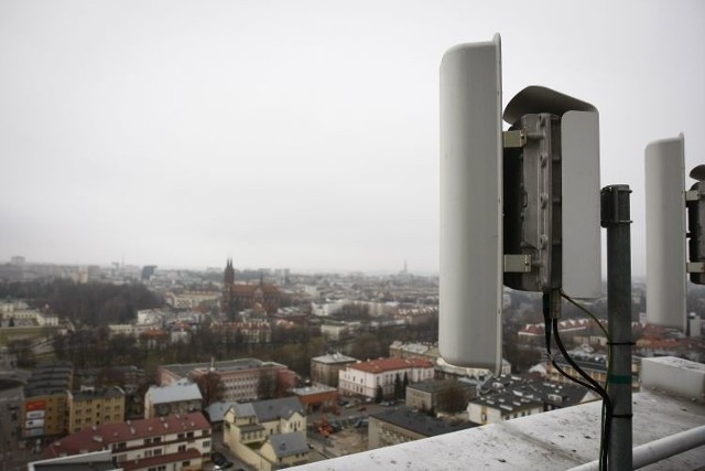 Antena sieci WiMAX na dachu urzędu miejskiego