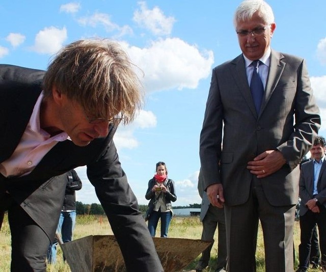 Herman Verstraeten, szef grupy CSM jako pierwszy chwycił za kielnię, by wmurować kamień węgielny pod nową fabrykę. (fot. Filip Pobihuszka)