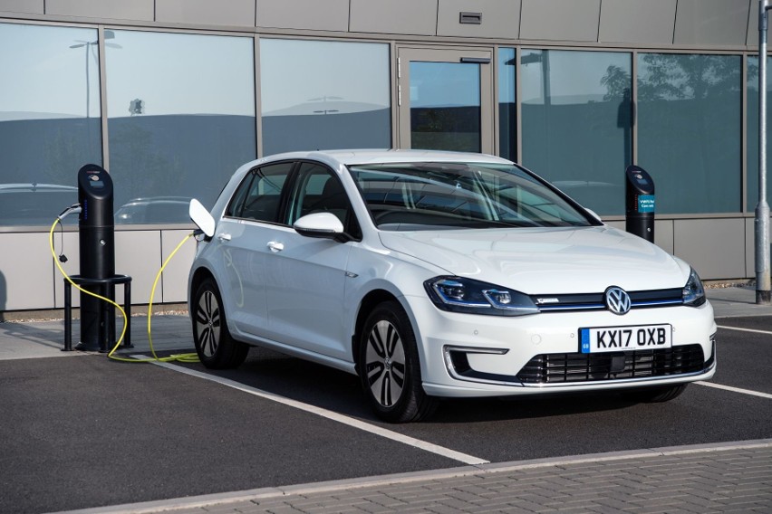 Volkswagen e-Golf. Łatwo odróżnialny od modeli benzynowych....