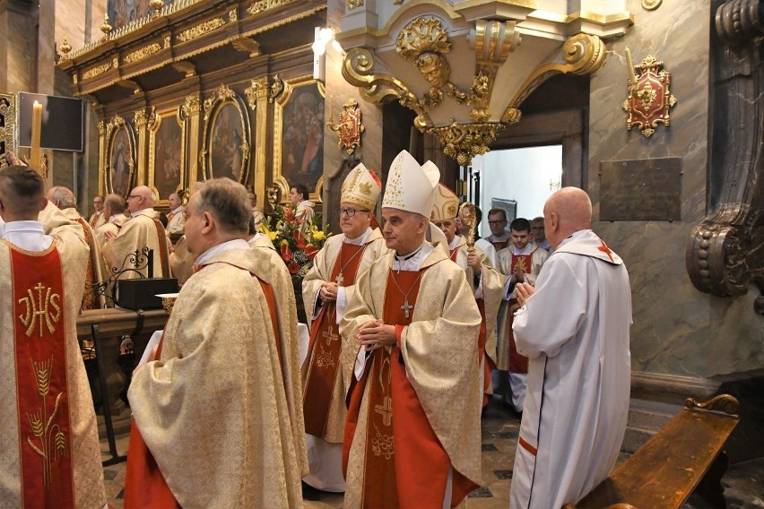 Biskupi i kilkuset księży z całej diecezji na mszy świętej w Bazylice Katedralnej w Kielcach z okazji Dnia Kapłańskiego [ZDJĘCIA, WIDEO]