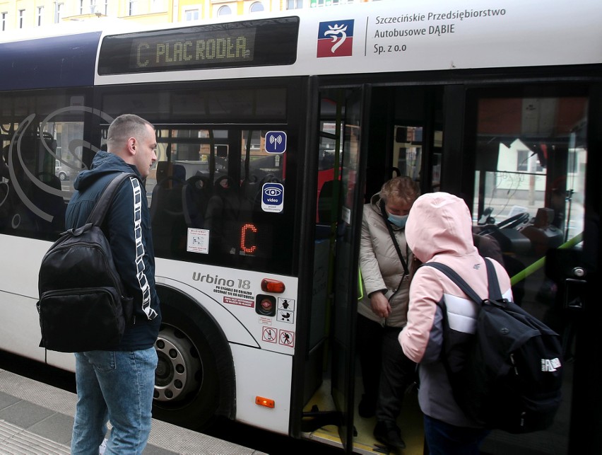Komunikacja miejska w Szczecinie. Czy autobusy linii C powinny kursować częściej? Tak uważa część pasażerów. Co na to miasto?
