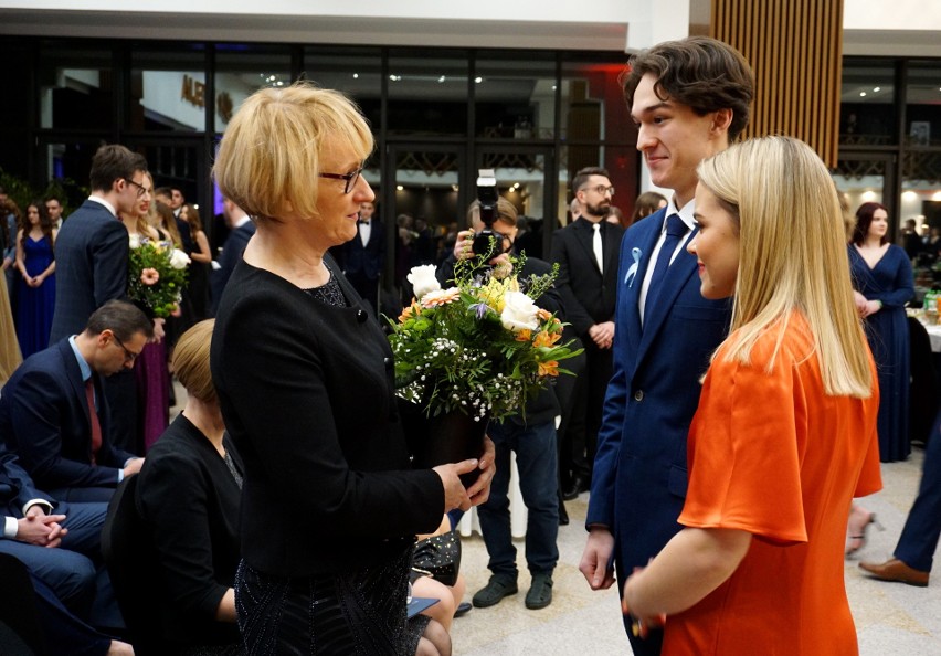 Poloneza czas zacząć. II LO im. Hetmana Jana Zamoyskiego bawiło się na studniówce. Zobacz zdjęcia i wideo z balu