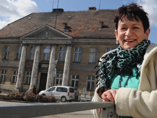 Dyrektorka Krystyna Turowska, przed budynkiem Państwowej Szkoły Muzycznej we Wschowie