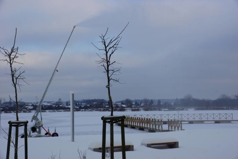 Wypożyczalnia nart na plaży już działa. Są też dośnieżane...