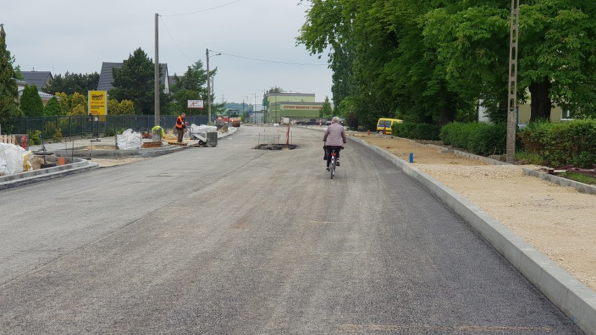 Remont ulicy Gogolińskiej w Strzelcach Opolskich. Na drodze pojawił się asfalt. Zobacz postępy prac [GALERIA]