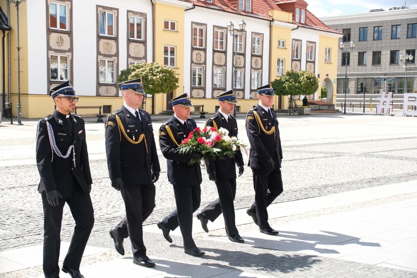 Uroczysty przejazd ulicami miasta, złożenie kwiatów pod...