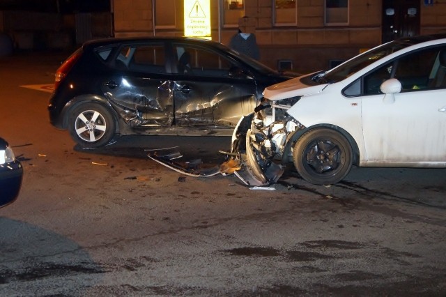 Wymuszenie pierwszeństwa przejazdu na skrzyżowaniu ulic Dąbrówki i Św. Piotra, powodem wypadku dwóch samochodów osobowych. Opel Meriva i Hyundai i30. Kierujący samochodami byli trzeźwi. Jedna z uczestniczek wypadku, pasażerka,  trafiła do szpitala.