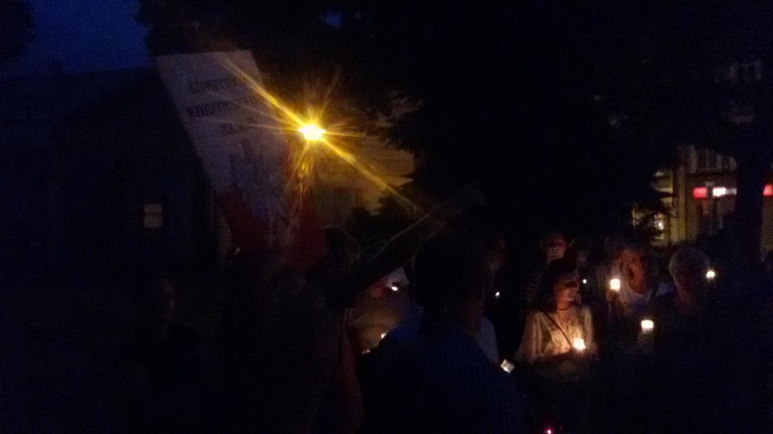 Demonstracja przed żywieckim sądem z preambułą Konstytucji RP  [ZDJĘCIA] 