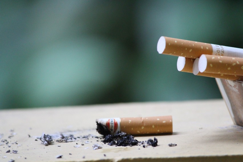 Rzuć papierosy lub umieraj - taki wybór daje palaczom polski rząd. I w świecie zauważyli trzecie wyjście