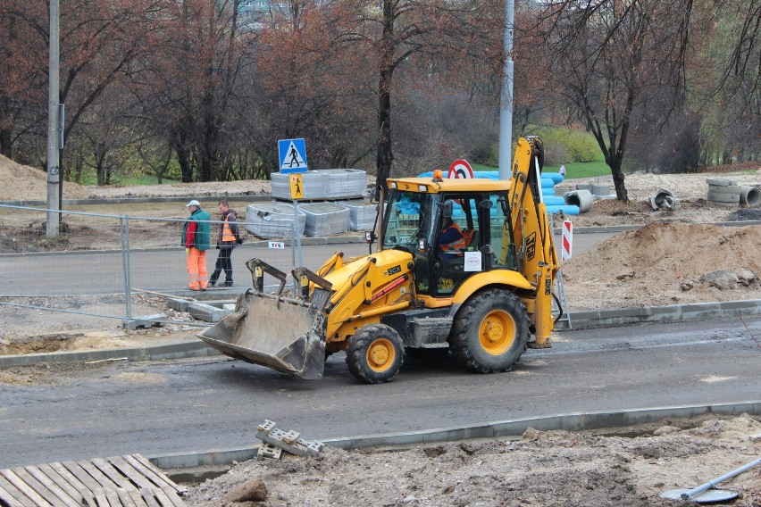 Na ul. Filaretów drogowcy układają nowy asfalt.
