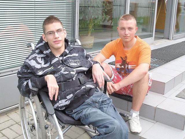 W Koszalinie jest coraz więcej miejsc, do których tak jak do redakcji łatwo się dostać osobie niepełnosprawnej &#8211; zauważają bracia. &#8211; Szkoda, że nie ma więcej życzliwości. 