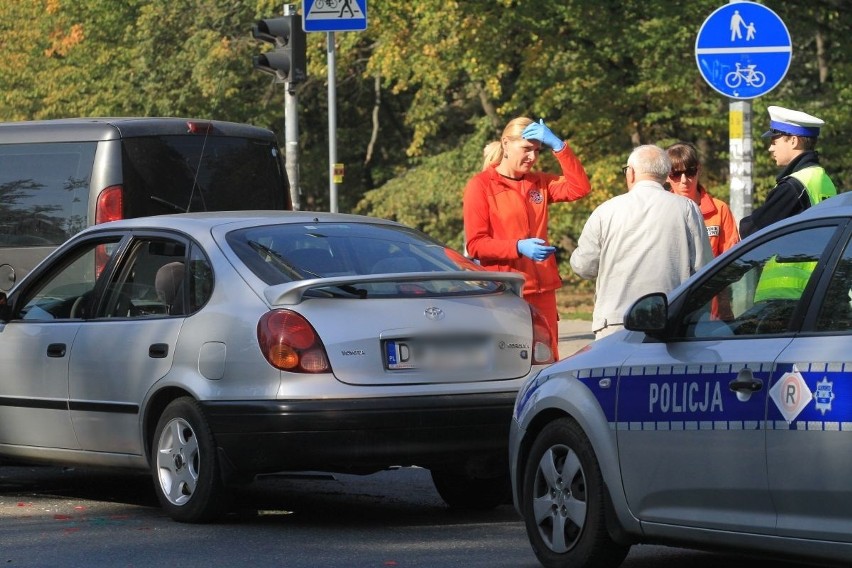 Wypadek trzech aut na Popowickiej. Jedna osoba ranna [ZDJĘCIA]