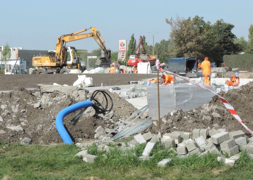 Trwa budowa ronda turbinowego w Inowrocławiu oraz...