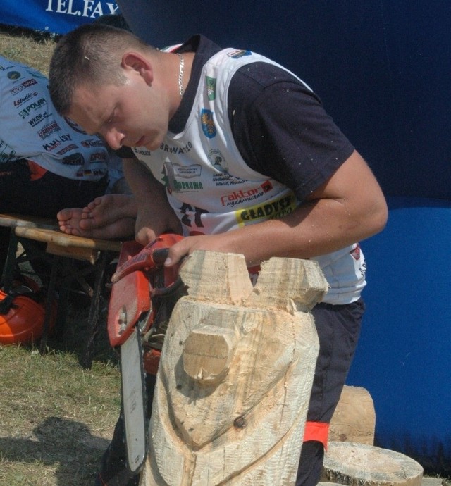 W ostatnią niedzielę na Międzynarodowych Zawodach Drwali w Bobrowie Tomasz Kowol nie wszedł do finału, czas zabijał więc rzeźbieniem w drewnie.Teraz pokazał klasę i prowadzi po pierwszym dniu Mistrzostw Polski w drwali.