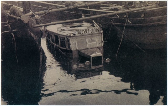 25 stycznia 1931 r. "międzymiastowy&#8221; autobus z 16 osobami stoczył się z ulicy Stary Port do Brdy. Utonęło sześciu pasażerów