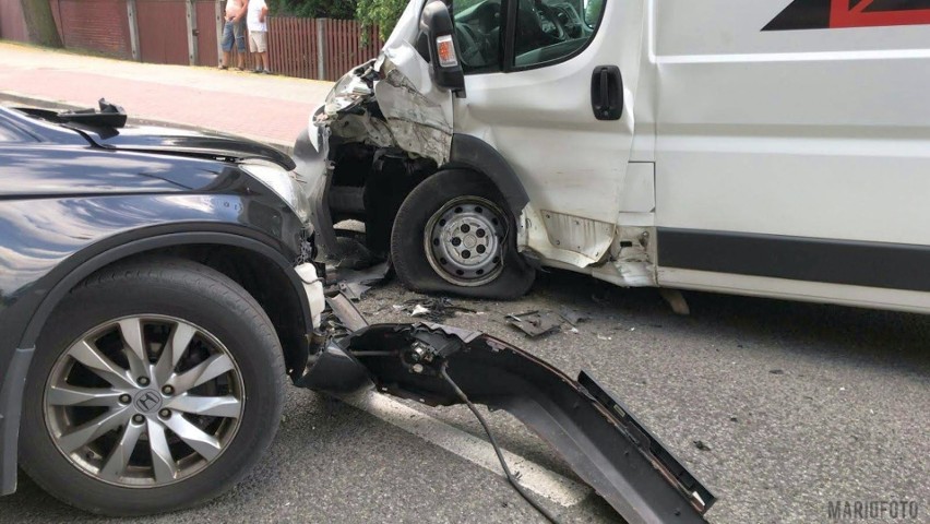 Dwa samochody zderzyły się w poniedziałek na ul. Wiejskiej w...