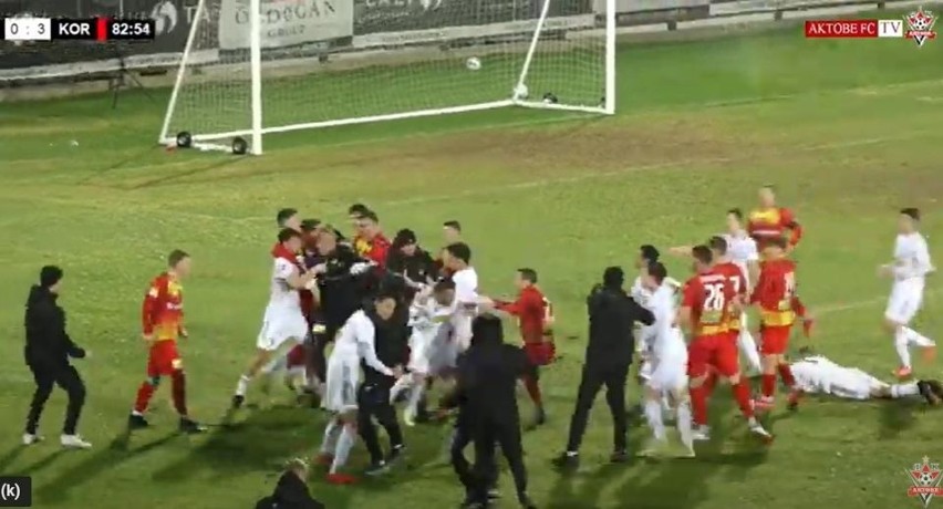 Nerwowa końcówka, przepychanki i bójka między piłkarzami Korony Kielce i FK Aktobe w sparingu w Turcji. Zobaczcie wideo