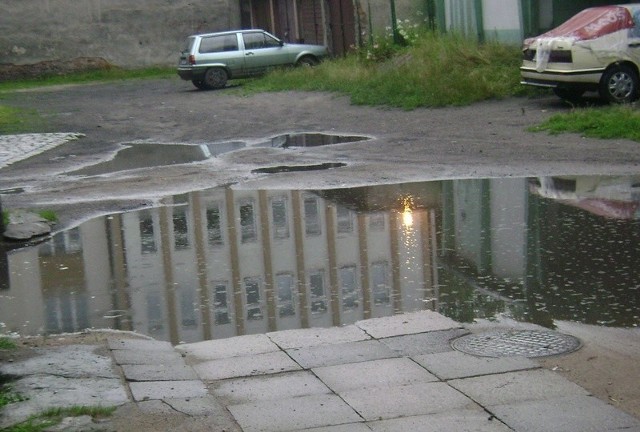 Tak po ostatnim deszczu wyglądało podwórko na placu Powstańców Warszawskich. Fot. Tomasz Szymański, czytelnik "Głosu Pomorza&#8221;