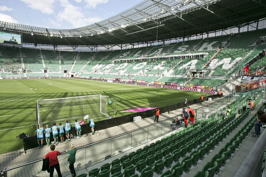 Wrocławski stadion do naprawy: wyblakłe krzesełka, zniszczne toalety