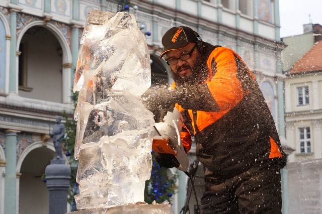 Stary Rynek: Można już oglądać pierwsze rzeźby lodowe