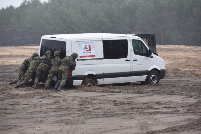 Czasem na poligonie bywa tak jak na archiwalnym zdjęciu. - Jeśli wojsko nie będzie szanowało czasu rezerwistów, to po prostu ich wkurzy - mówi gen. Polko.