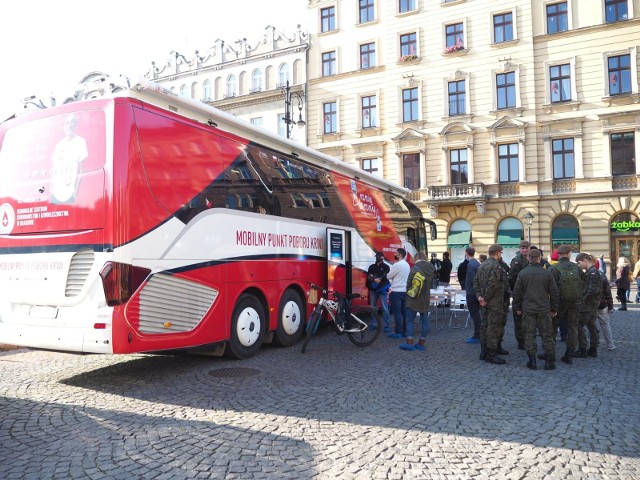 11 listopada przed Teatrem Słowackiego stanął mobilny punkt pobrań krwi