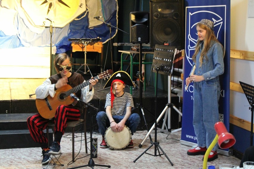 Festiwal Piosenki Żeglarskiej "Szum" w Szkole Podstawowej w Mścicach